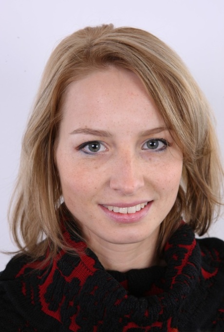 Blonde girl Jana decides to try her hand at naked modeling in photo audition 11168604