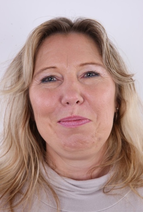 Obese blond lady takes off her clothes to model in the buff for the first time 81191076
