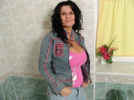 Brunette amateur Busty Reny unleashes her huge boobs during solo action 58989071